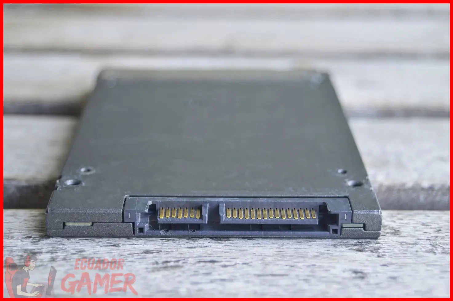 Paso 1 — Apagar el equipo y abrir el gabinete para localizar la bahía del SSD