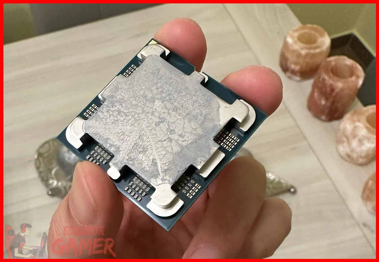 Tipo de componente (CPU o GPU), calidad del compuesto y temperatura ambiente